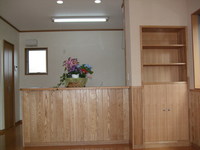 腰壁、床など、様々な個所で木材を使用しています。