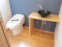 トイレの手洗いカウンターは菅原工務店製です。